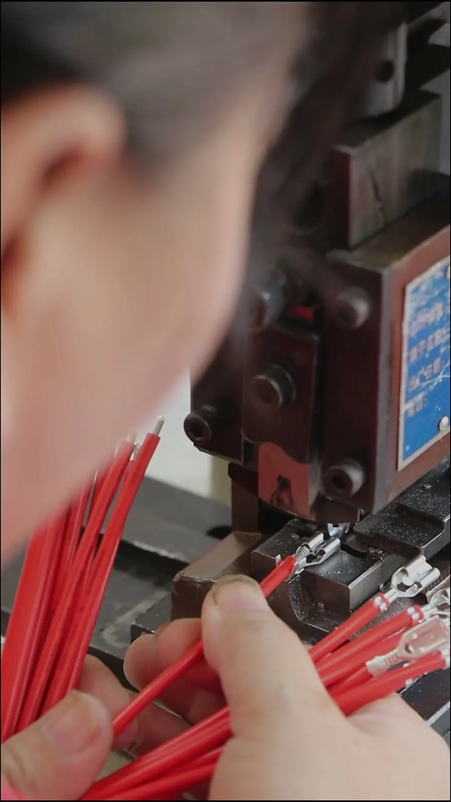 Precision Wire Harness Production: Semi-Automatic Crimping & Heat Shrink Insulation