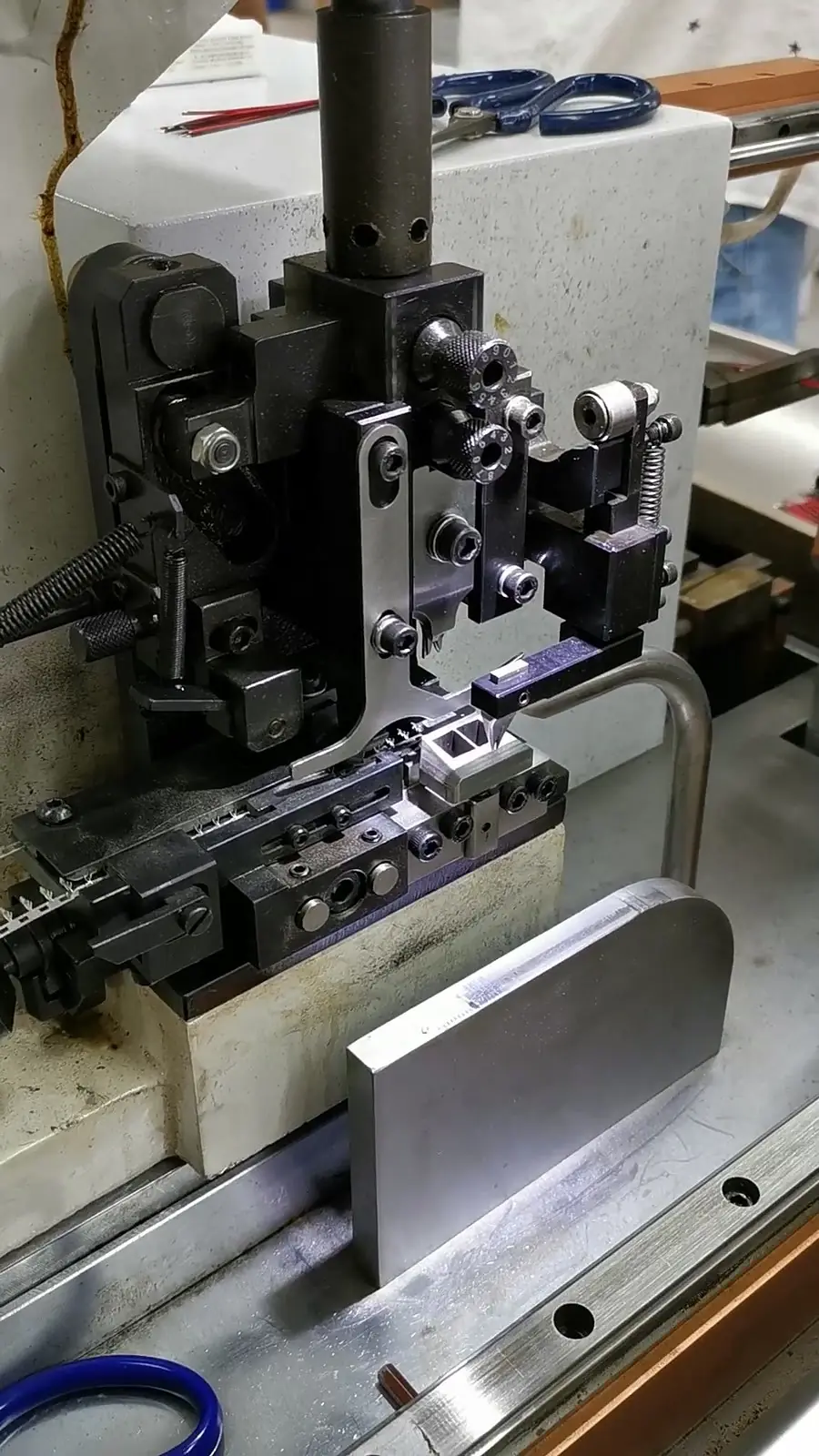 Ribbon Cable Automatic Stripping/Crimping & Overmolded Header Relief